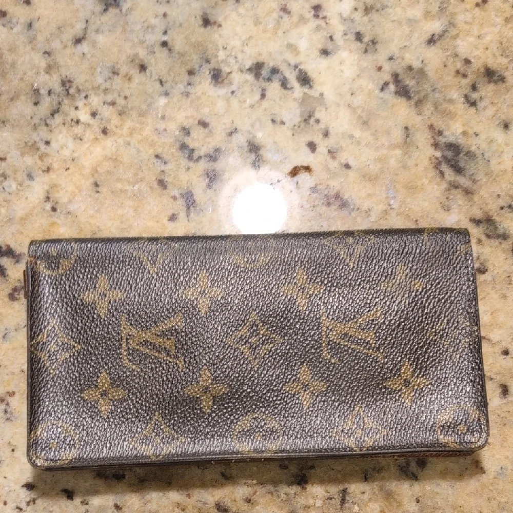 Louis Vuitton Brown Monogram Simple Wallet. Authentic - Picture 1 of 7